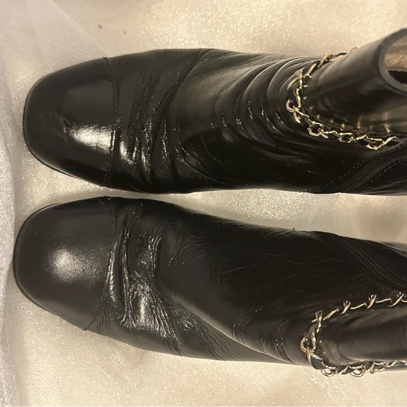 Chanel crinkle calfskin heeled booties in black - Picture 3 of 8